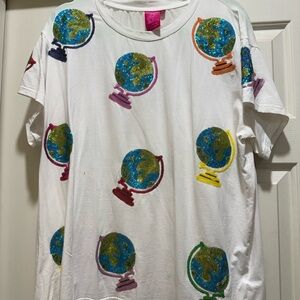 Queen of Sparkles xl Colorful Globe Print T-Shirt